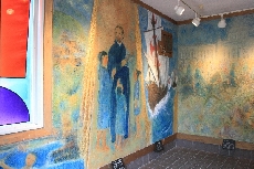 資料室に描かれたジュリアンの生涯を物語る壁画